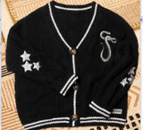 Damen nan gestrickte College-Cardigan mit Zopfmuster, V-Ausschnitt, kontraststreifen und gestickten Applikationen Drune – Schwarz (21441)