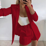 Damen nan tailliertes Longblazer-Shorts Set mit betonter Schulterpartie, hoher Taille und breitem Gürtel Drune – Rot