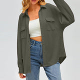 Damen nan oversized Waffelstrick Hemdjacke mit Brusttaschen und Knopfleiste Drune – Armeegrün