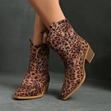 Damen nan Kurzschaft‑Westernboot mit dekorativer Stickerei, eckigem Blockabsatz und weichem Veloursfinish Drune – Leopardenmuster