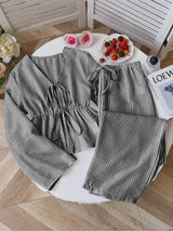 Damen nan gestreiftes Leinenähnliches Homewear-Set mit gerafftem Tunnelzugoberteil und elastischer Bundhose Drune – Schwarz