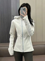 Nerla | Softshell Jacke Mit Kapuze Und Tailliertem Schnitt – Grau