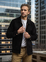 Herren Wildlederjacke mit modernem Stehkragen und praktischen Taschen Aliams – Schwarz