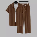 Elegantes Herren-Set in Plissee-Optik | Hemd & Lange Hose – Braun
