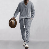 Herren nan gestricktes Lounge-Set mit V-Ausschnitt, Kabelstruktur und Kordelzug-Jogginghose Drune – Hellgrau