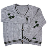 Damen nan oversized Zopfmuster-Cardigan mit V-Ausschnitt, Knopfleiste und Sternapplikationen Drune – Grau
