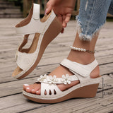 Tinaya – Sandalen Mit Keilabsatz Und Blumenmuster – Weiß