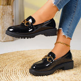 Damen nan lackierte Loafer mit profilierter Traktorsohle und goldener Zierkette Drune – Schwarz
