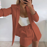 Damen nan tailliertes Longblazer-Shorts Set mit betonter Schulterpartie, hoher Taille und breitem Gürtel Drune – Ziegelrot