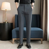 Herren-Hose mit formbetonter passform | geradliniger stil – Grau