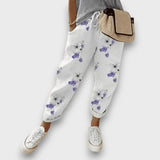 Benia – Luftige Freizeithose mit femininer Silhouette – Weiß mit Blumen