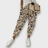 Benia – Luftige Freizeithose mit femininer Silhouette – Beige mit Muster