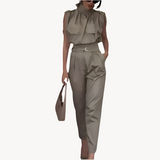 Alicia | Figurschmeichelndes Design mit dekorativem Gürtel Frauenset – Beige