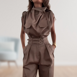 Alicia | Figurschmeichelndes Design mit dekorativem Gürtel Frauenset – Braun