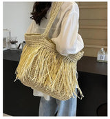 Geflochtene Tasche mit Fransen – Natürlicher und Boho-Stil – Beige