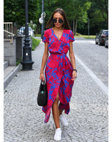 Amoura – Elegantes Kleid mit hohem Schlitz und V-Ausschnitt – Rot Blau