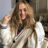 Herbstlicher karamell-cardigan – warm mit stilvoller stickerei – Beige