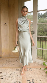 Briony – Elegantes Neckholderkleid aus Satin – Hellgrün