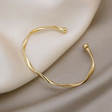 Elara – Elegantes Armband Mit Twist – Gold