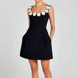 Bellaflora™-Kleid mit Floralen Applikationen am Ausschnitt und Eleganter Passform – Schwarz mit weißen Blumenmustern