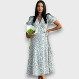 Elenya – Wickelkleid mit floraler Eleganz – Blau