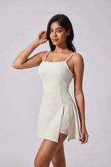 Rachel | Sportliches Tennis-/Yoga-Kleid mit integrierten Shorts – Cream