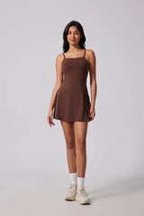 Rachel | Sportliches Tennis-/Yoga-Kleid mit integrierten Shorts – Kastanienbraun