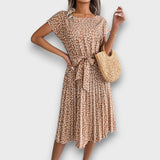 Florienne – Faltenkleid mit verspieltem Charme – Braun