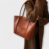 Serelina – Elegante Schultertasche mit Struktur – Braun