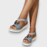 Solennea – Keilsandale mit goldener Silhouette – Bleu
