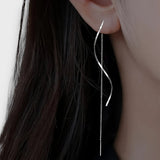 Elwira – Lange Ohrringe mit Wellenform – Silber