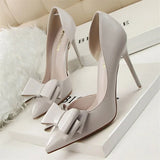 INGE | Schicke Pumps mit Schleifendetail und spitzer Spitze – Grau