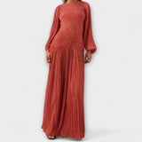 Marienna – Maxikleid mit kunstvollem Faltenfall – Rot