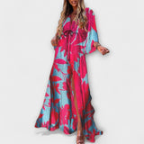 Aurina – Fließendes Maxikleid mit künstlerischem Print – Blau/Pink