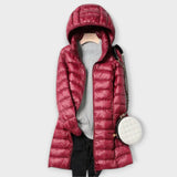 Anvera – Ultraleichte Daunenjacke mit Kapuze – Granat