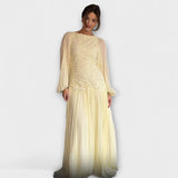 Marienna – Maxikleid mit kunstvollem Faltenfall – Gelb