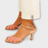 Philena – Riemchensandalen mit goldenem Akzent – Rosa