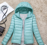 Kathrin | Ultraleichte Daunenjacke – pulverblaue Kapuze