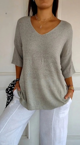 Hannah™ | Einfarbige Strickdamenbluse mit 3/4-Ärmeln und V-Ausschnitt. – Hellgrau