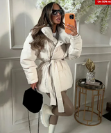 Luxuriöse wickel-pufferjacke für damen mit gürtelbund – Beige