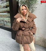 Luxuriöse wickel-pufferjacke für damen mit gürtelbund – Braun