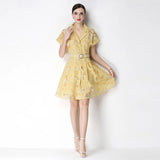 Celestine™ Kleid Aus Zarter Spitze Mit Betonter Taille – Gelb