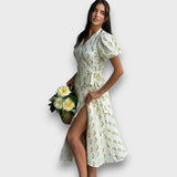Elenya – Wickelkleid mit floraler Eleganz – Gelb