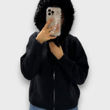 Alisanne – Strickjacke mit Reißverschluss und Faux-Fur-Kragen – Schwarz