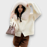 Alisanne – Strickjacke mit Reißverschluss und Faux-Fur-Kragen – Weiß