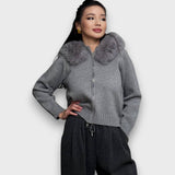 Alisanne – Strickjacke mit Reißverschluss und Faux-Fur-Kragen – Grau