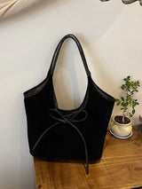 Vegane Wildleder-Umhängetasche mit Schleife – Elegant & Nachhaltig – Schwarz