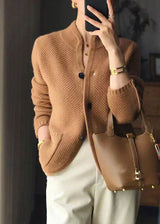 Claire – Strickjacke aus Wollmischung mit Knöpfen – Braun