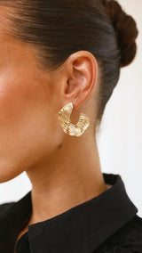 Blake Geometrische Goldohrringe Mit Welligem Texturmuster Für Elegante Looks – Gold