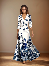 Adèle – Fließendes Minikleid mit modernem Schößchen – Weiß / Dunkelblau